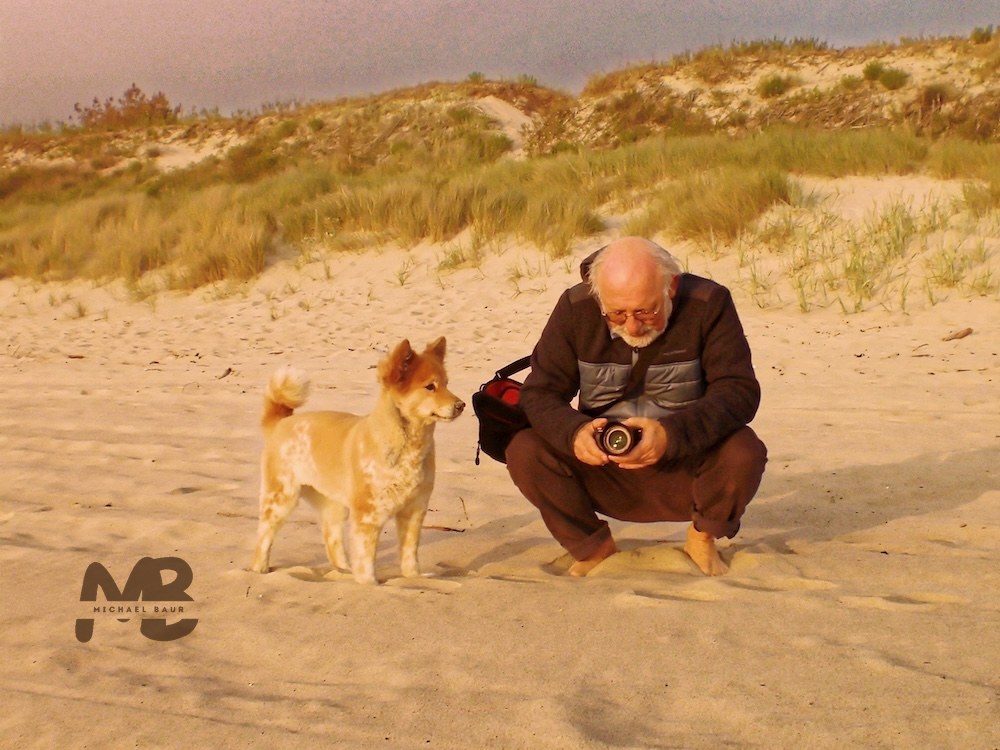 Michael Baur mit Hund am Strand